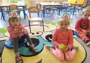 Dzieci rozwiązują zagadki na temat jabłek